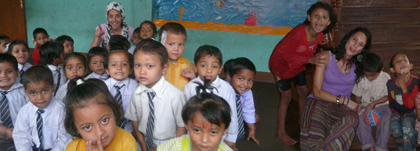 Tania Miralles y sus niños del orfanato