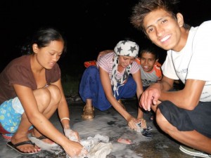 Tania lavando la ropa con los niños del orfanato