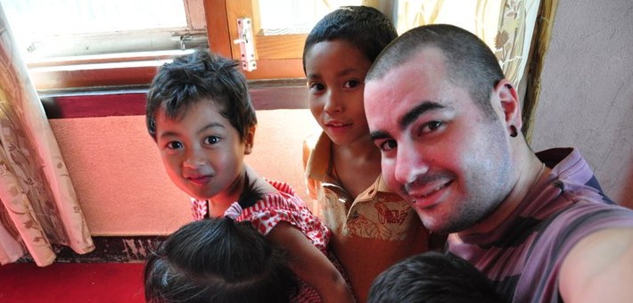 Primer abrazo de sus niños a David Vicente