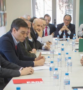 Pedro Sánchez junto a representantes del sector sanitario.